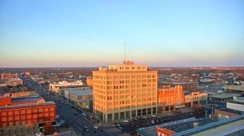Weather camera view of First National Bank-Hutchinson.