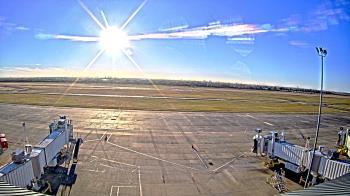 Weather camera view of Lake Charles Rgnl Arpt terminal bldg.