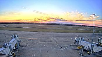 Weather camera view of Lake Charles Rgnl Arpt terminal bldg.