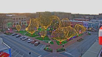 Weather camera view of Walton�s 5 & 10.