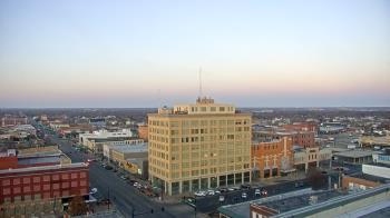 Weather camera view of First National Bank-Hutchinson.