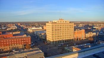 Weather camera view of First National Bank-Hutchinson.