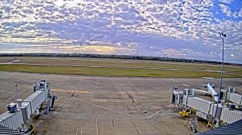 Weather camera view of Lake Charles Rgnl Arpt terminal bldg.