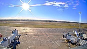 Weather camera view of Lake Charles Rgnl Arpt terminal bldg.