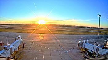 Weather camera view of Lake Charles Rgnl Arpt terminal bldg.