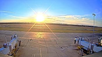 Weather camera view of Lake Charles Rgnl Arpt terminal bldg.