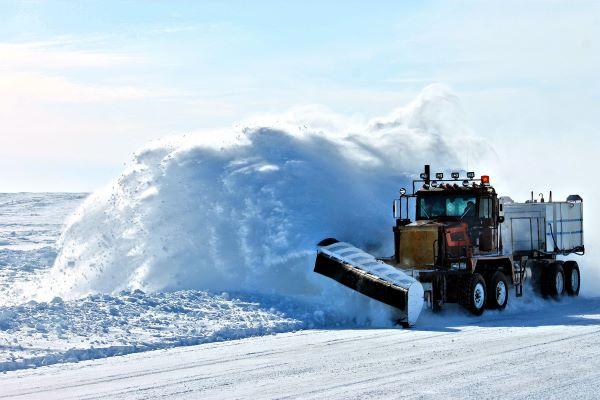 A snow plow. Featured image via Skentophyte on Pixabay.com