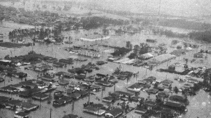 Flooded areas of New Orleans, Louisiana (USA), after the hurricane "Betsy" in September 1965 (Wikimedia Commons).