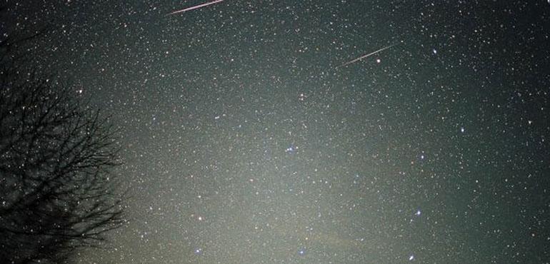 Meteors of the Leonid meteor shower that appeared near the Big Dipper in 2001. (Hina via Wikimedia Commons)