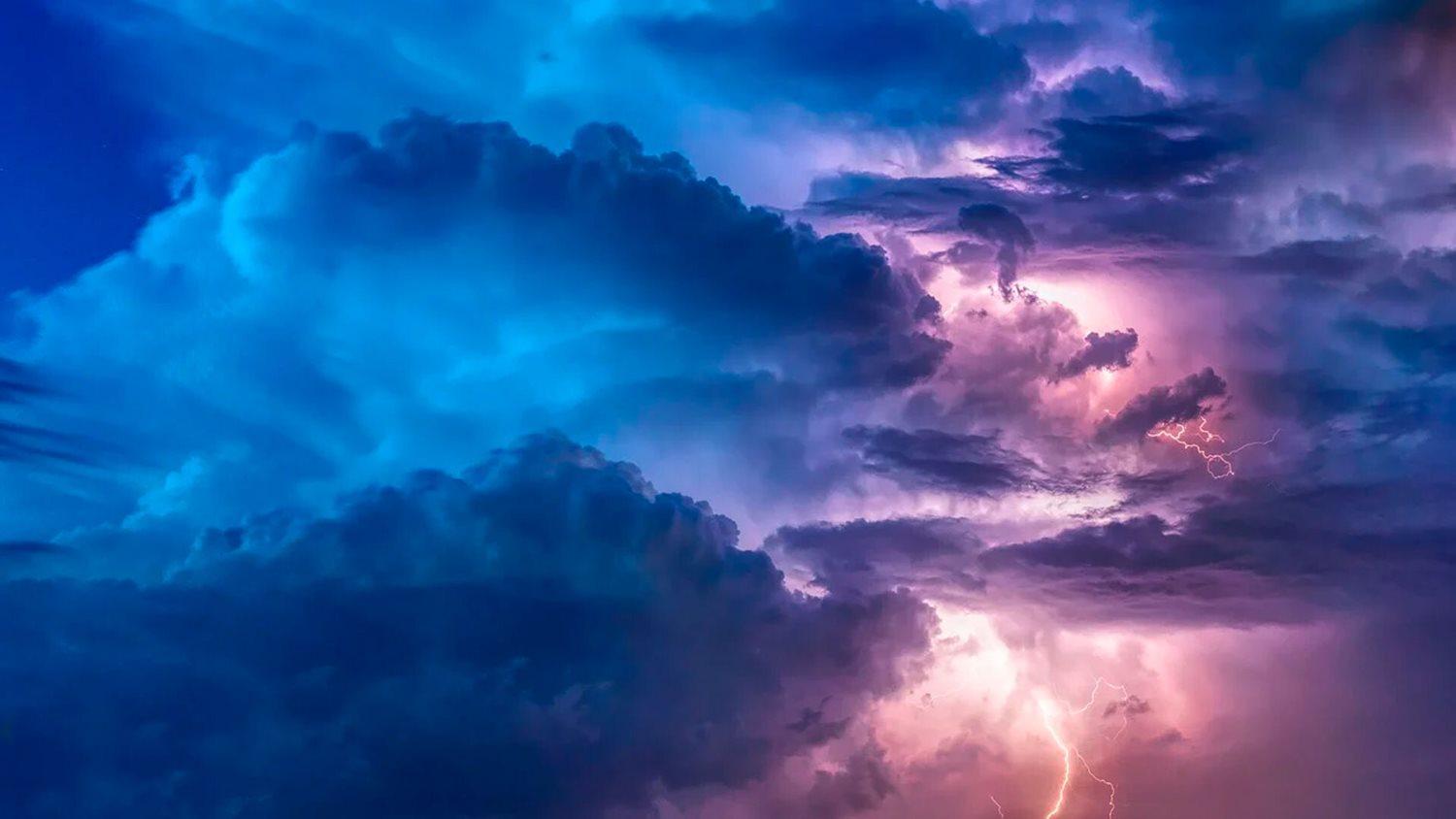 Frequent lightning is just one threat supercells may possess (pixabay.com).