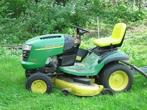 This John Deere riding mower continues to hum along. (Wikimedia Commons)